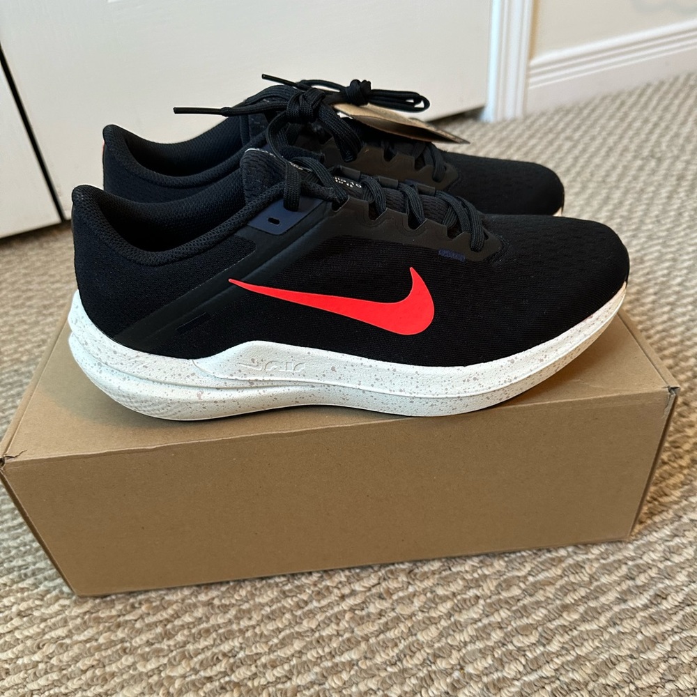 Nike Winflo 10 black and vibrant pink size 8